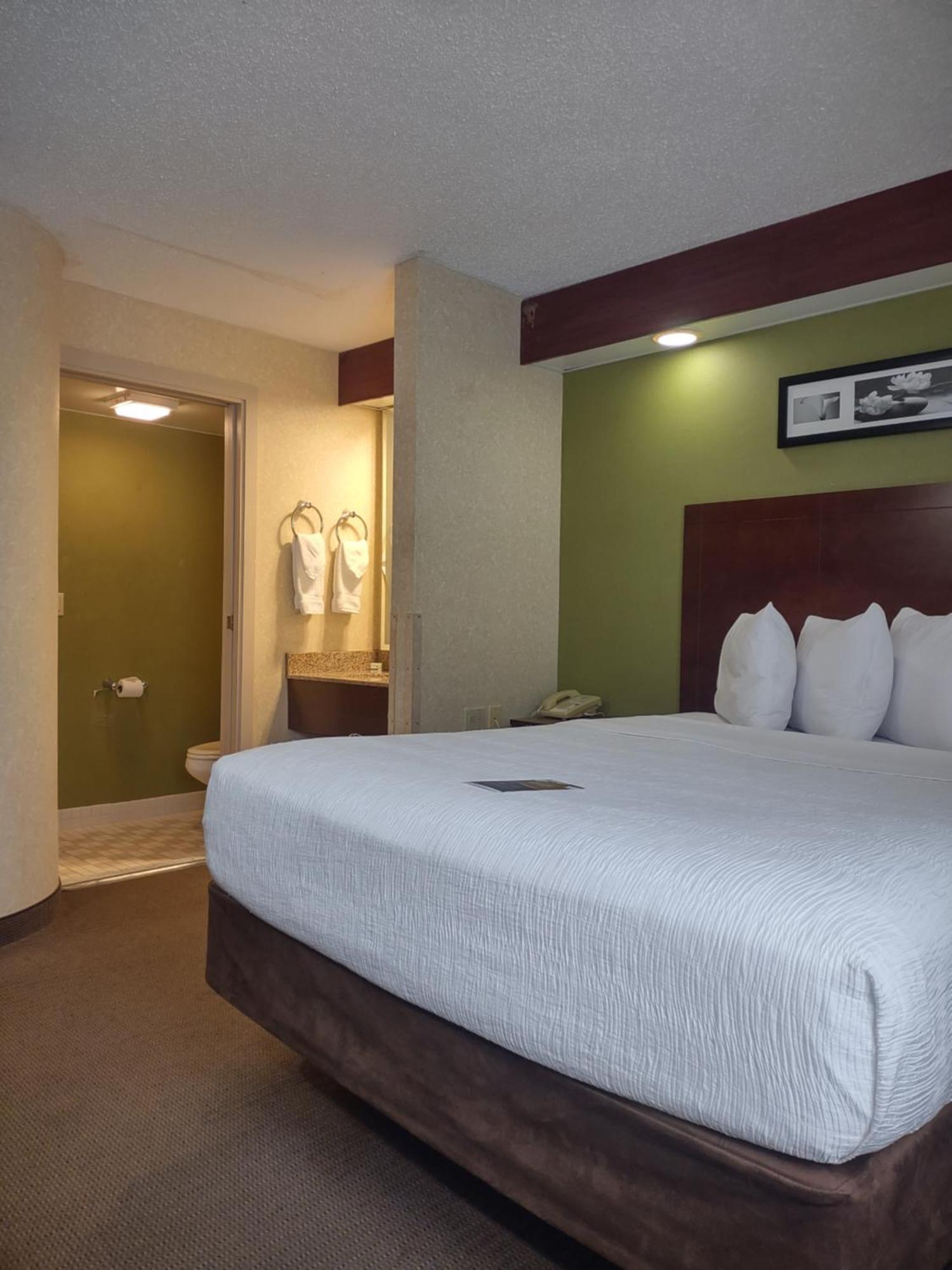Baymont By Wyndham Flat Rock Hotel Exterior photo