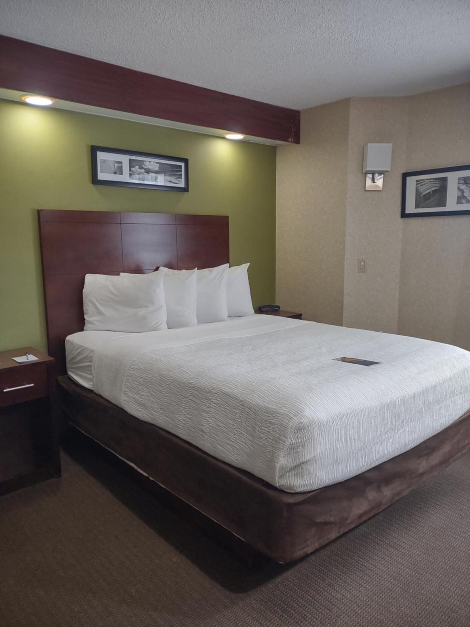 Baymont By Wyndham Flat Rock Hotel Exterior photo